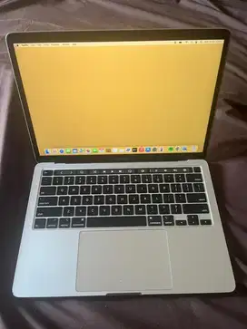Macbook Pro 13 Inch 2020, RAM 32GB, SSD 1TB.