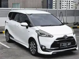 Toyota Sienta Q putih AT