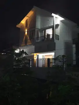 Deisewakan rumah 2 lt  lingkungan nyaman