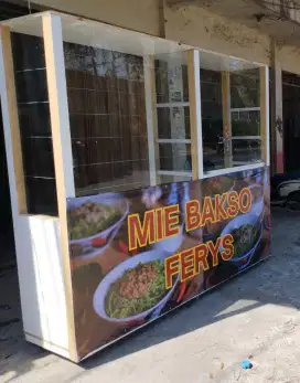 Di jual etalase dagang , bekas mie bakso