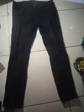 Celana & baju bekas layak pakai