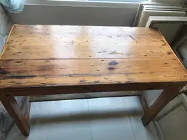 Meja kayu kokoh