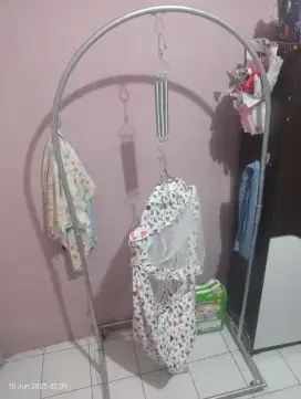 Dijual tiang & ayunan bayi.