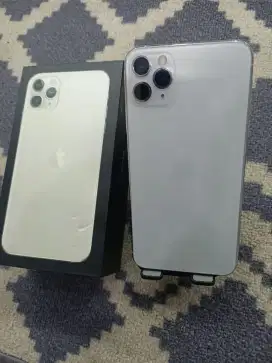 Iphone 11 pro max 512 giga hb 78% 
True ton on face id on