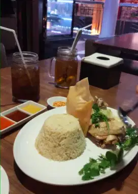 Butuh tambahan orang untuk posisi kasir wanita & waiters