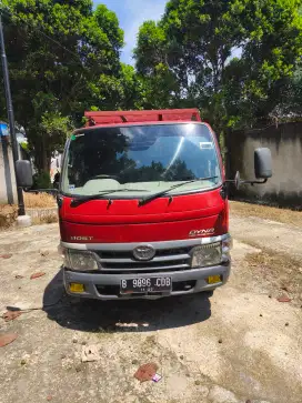 Toyota Dyna merah 2014 low KM