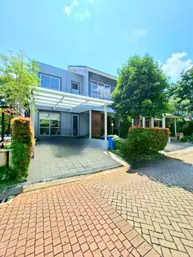 Rumah Hook Samping Taman Di Discovery  8360
