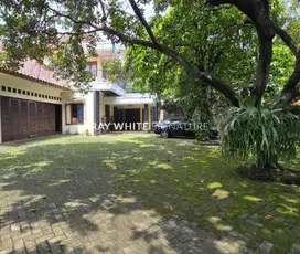 Dijual Rumah Lama Area Tenang Nyaman dan Asri di Ceger Permai