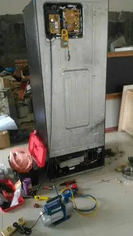 Jasa servis AC kulkas frezer showcase mesin cuci dan bongkar pasang AC