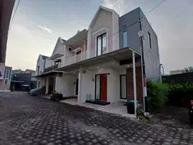 Disewakan, Rumah di Royal Dharmahusada Surabaya, Strategis & Siap Huni