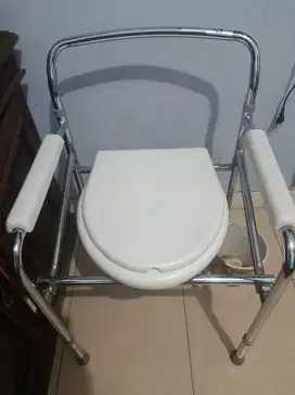 Kursi toilet tanpa roda
