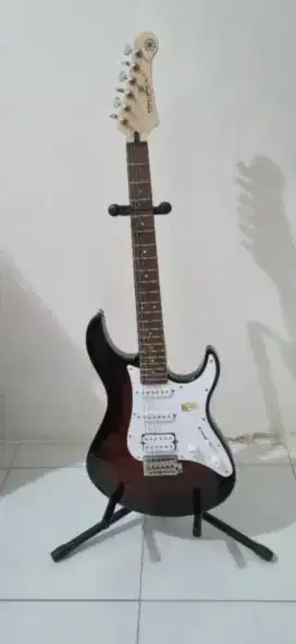 Gitar Yamaha Pacifica warna putih coklat