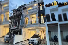 RUMAH MEWAH 3 LANTAI + ROOFTOP di JAGAKARSA