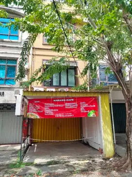 Ruko 4 lantai strategis dekat Samsat Manyar dikontrakkan