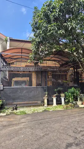 Dijual Rumah 2 Lantai Siap Huni di Komplek Istana Regency 2 Strategis