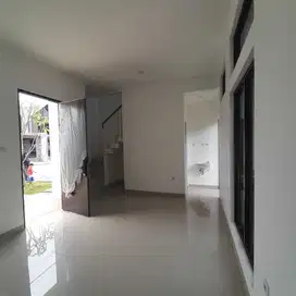 RUMAH 2 LANTAI  LOKASI STRATEGIS DEKAT LIPPO KARAWACI TANGERANG