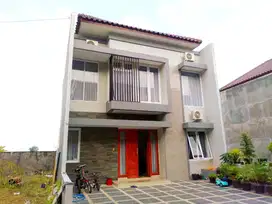 Rumah Mewah 2 Lt di Cluster Elite di Solo Baru