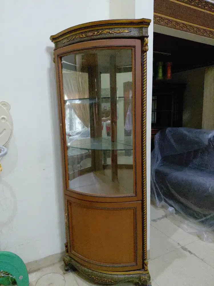 Lemari Kayu Seperempat Lingkaran