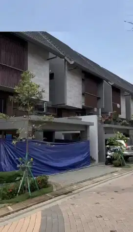 Rumah 2 Lantai. Full Renovasi. Bebas Banjir.
