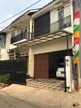 DIJUAL RUMAH 2 Lantai SIAP HUNI! Di Jalan Margasatwa Jakarta selatan