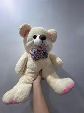 Boneka beruang cream pita