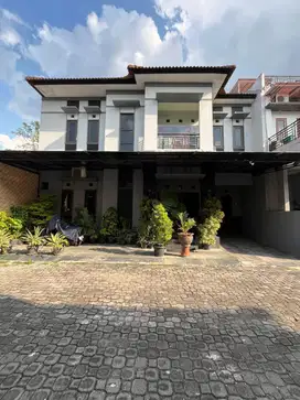 RUMAH MEWAH 2 LANTAI ISTIMEWA DALAM PERUMAHAN DEKAT XT SQUAR UMBULHARJ