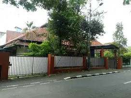 Rumah Lama di Jl Taman Amir Hamzah Menteng Jakarta Pusa