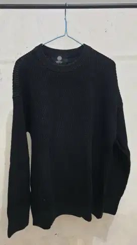 Sweater crewneck hitam