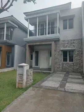 Rumah 2 Lantai di Cluster Mahoni Suvarna Sutera Tangerang 1K900036