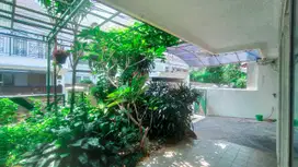 Disewakan Rumah 2 Lantai di lokasi Mewah Senopati Jakarta Selatan