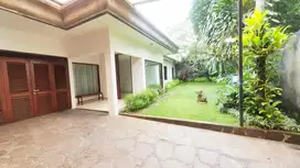 Sewa Rumah Bagus Terjangkau 1 Lantai Dengan Kolam Renang di Kemang