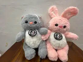 Boneka kucing dan kelicin