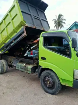 Dump truck hino dutro