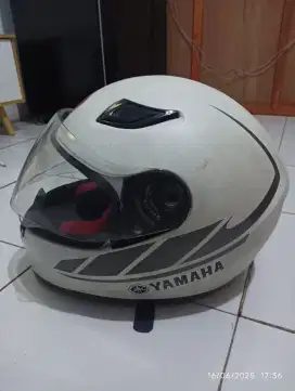 Helm bawaan Yamaha bahan repaint