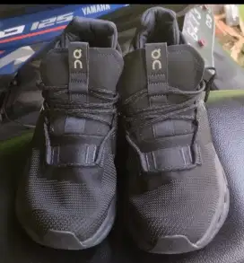 Sepatu On Cloud