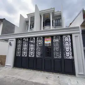 Dijual Rumah Baru Tiga Lantai Eropa Classic di Jati Padang Pasar Mingg