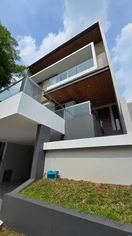 Rumah Bagus 3 Lantai Posisi Badan di The Green BSD Tangerang
