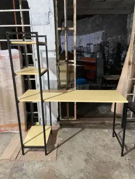 Meja belajar baru dengan rak meja kantor