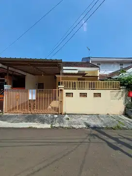 Rumah siap huni, renovasi, 1,25 LT, Utara, di Perum Griya Loka BSD