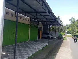 Toko dan tanah di pinggir jalan lebah sempage Narmada