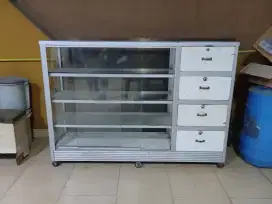 Etalase kaca untuk usaha