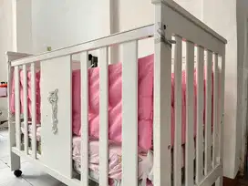 Tempat tidur bayi