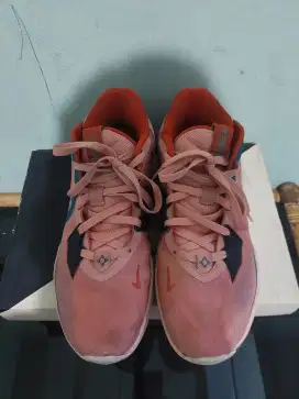 Nike kyrie low 5 peach size 44