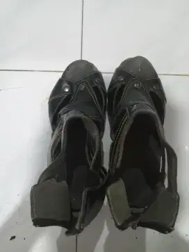 Kickers hitam sesuai gambar