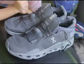 Sepatu On Cloud