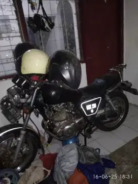 Suzuki Thunder 250cc motor peninggalan orang tua, tersimpan di gudang