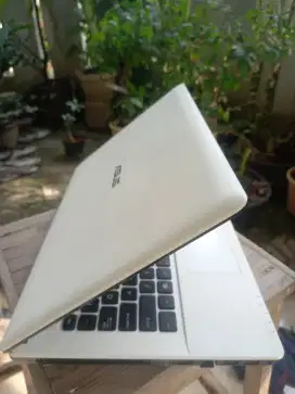 Laptop Asus Putih