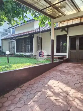 RUMAH TROPIKAL HALAMAN LUAS JARANG ADA DI BINTARO JAYA JAKARTA SELATAN
