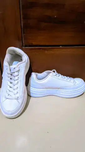 Sepatu FILA Preloved Warna Putih Sol Tebal