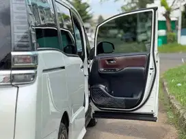 Toyota Voxy 2.0 CVT 2019 Putih mutiara